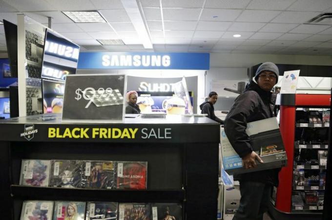 Људи купују по сниженим ценама за Црни петак по најбољој цени у Мидтовну на Менхетну у Њујорку Њујорк, САД 27. новембра 2015. Црни петак је дан који следи Дан захвалности и традиционални почетак сезоне божићне куповине последњих година Продавци су се отварали на Дан захвалности Сједињене Државе Нев Иорк