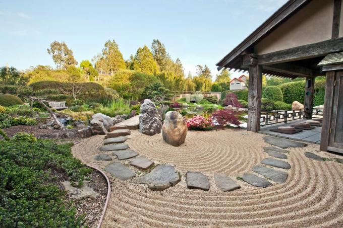 Jardin et étang de méditation zen dans une arrière-cour