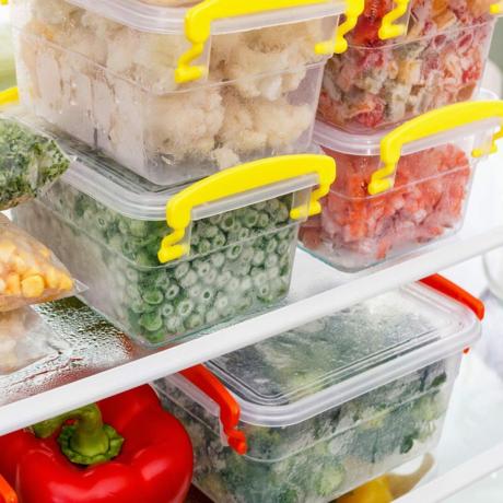 Frossen mat i kjøleskapet. Grønnsaker på hyllene i fryseren. Lagermål for vinteren.; Shutterstock ID 522663619