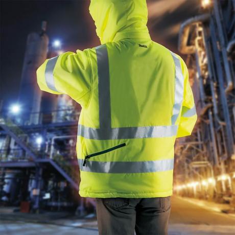 Werknemer draagt ​​een verwarmd en reflecterend jack | Bouw Pro-tips