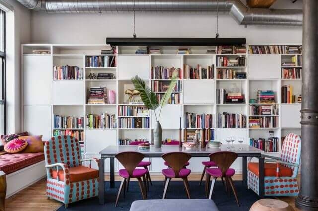libreria bianca con sedie da pranzo rosa
