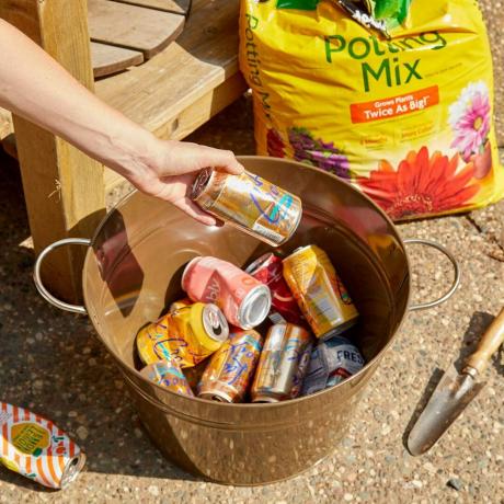 HH Handy Hints Las latas de pop salvan la tierra de la jardinería