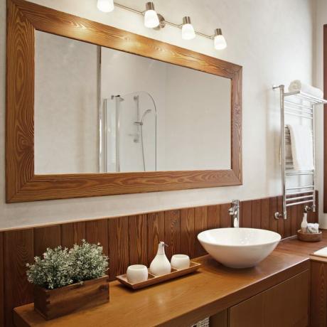 hur man hänger en spegel Modern bostadshus badrum med stor spegel