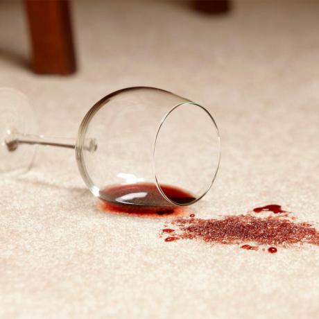 vino versato sul tappeto, vino rovesciato