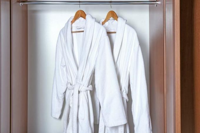 Spa badjassen hangen in de kledingkast