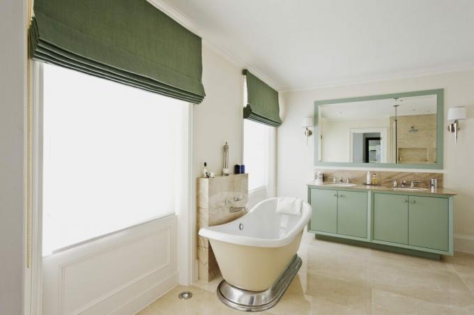 हरी खिड़की के उपचार के साथ समकालीन बाथरूम