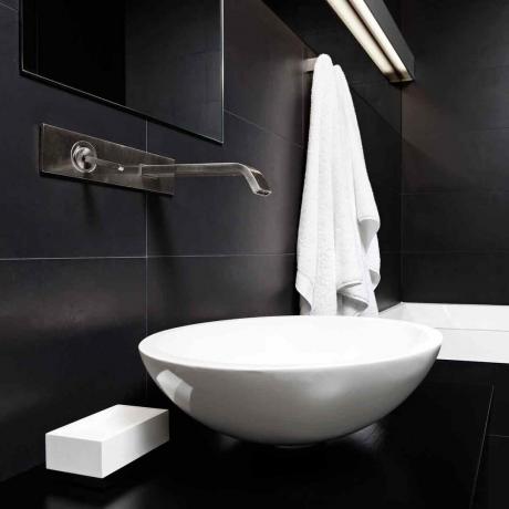 Moderni-minimalismi-tyylinen-kylpyhuone-sisustus-mustavalkoisia sävyjä