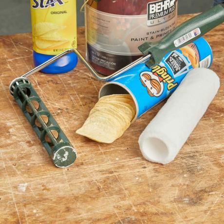 Le rouleau à peinture HH astuces pratiques pose une boîte de chips Pringles