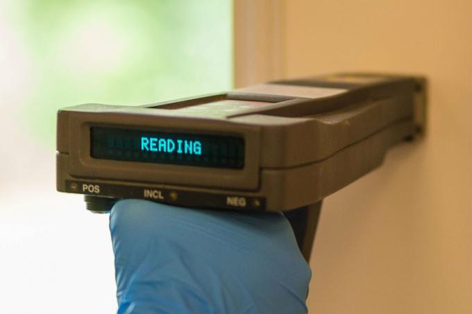 O analisador XRF é usado por um inspetor para testar o chumbo na tinta para proteger as crianças do envenenamento por chumbo