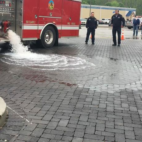 Пожарная машина сбрасывает воду на брусчатку | Советы по строительству