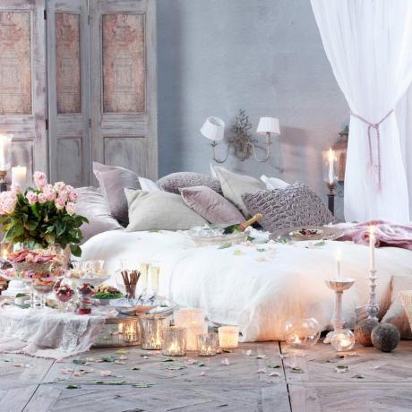 romantisches Schlafzimmer mit Kerzenlicht Romantisches Essen im Schlafzimmer Gettyimages 555170255