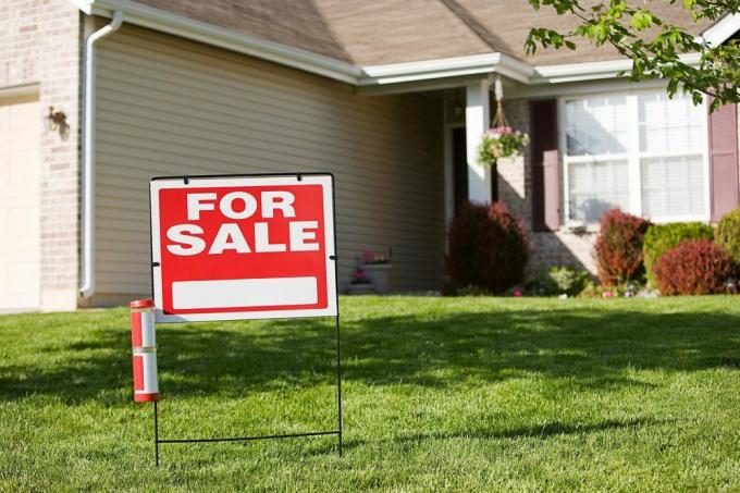 Nieruchomość: na sprzedaż znak przed domem
