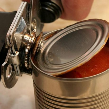 abrelatas abriendo lata de salsa de tomate