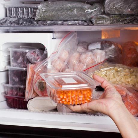 Frossen mat i kjøleskapet. Grønnsaker på hyllene i fryseren.; Shutterstock ID 1013189377