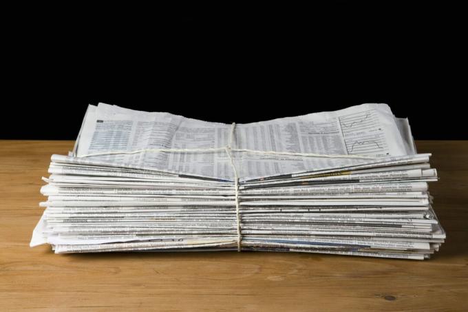 Ein Stapel Zeitungen mit Schnüren gefesselt