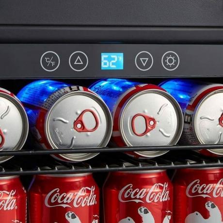 kalamera postavená v pivní lednici coca cola coke pop