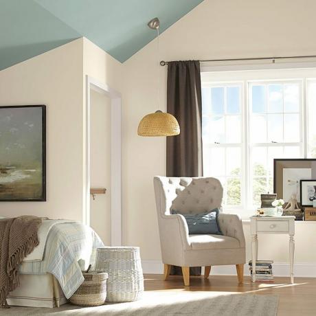Dormitorio con paredes blancas y techo azul.