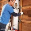 Jak naprawić głośną bramę garażową za pomocą smaru do drzwi garażowych i innych wskazówek (DIY)