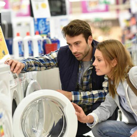 Shutterstock_371625925 çamaşır ve kurutma makinesi için çamaşırhane alışverişi