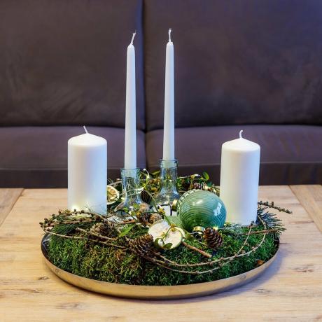 10 božičnih idej za dekoracijo klubske mizice Gettyimages 1386009710 Ss Uredi