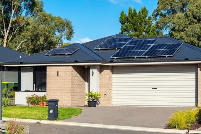 호주 주택 지붕의 태양광 패널