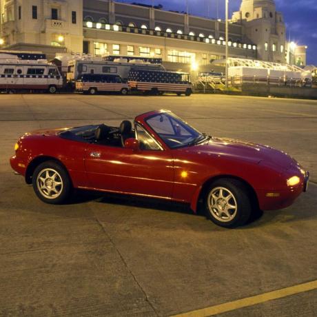 Mazda Miata pysäköity parkkipaikalle heti hämärän jälkeen ylhäältä alas