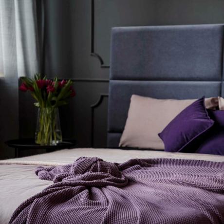 紫とラベンダーの寝室