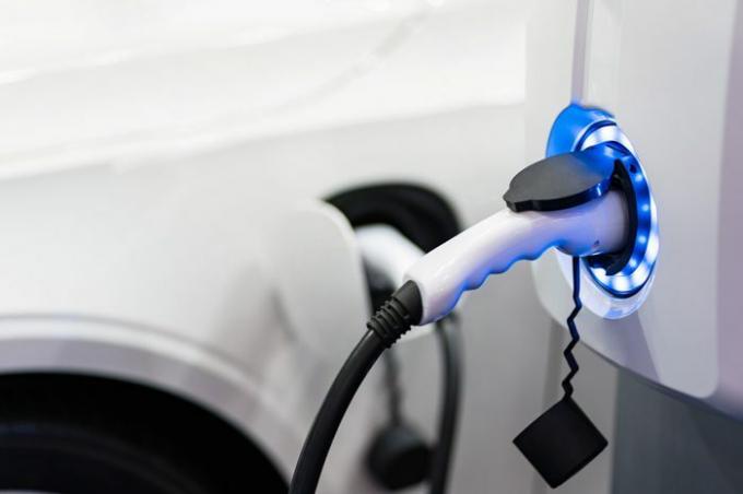 Laden einer Elektroautobatterie Zugang zur Fahrzeugelektrifizierung