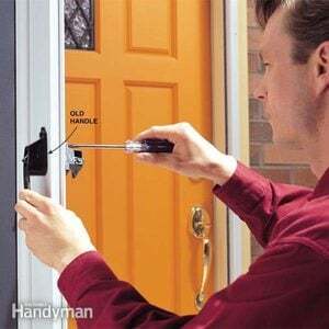 Kaip pataisyti sulaužytas audros durų rankenas