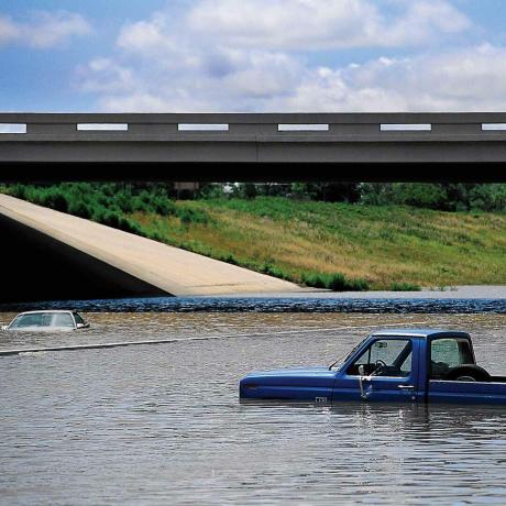 Coche camioneta en inundación de agua