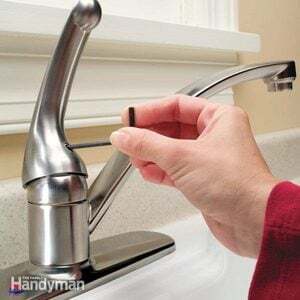 Comment réparer un robinet de cuisine à une poignée