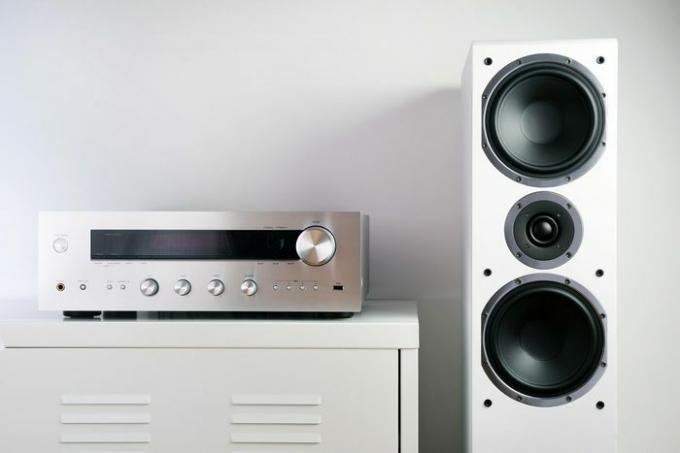 Moderne lyd stereoanlæg med hvide højttalere på bureau i moderne interiør