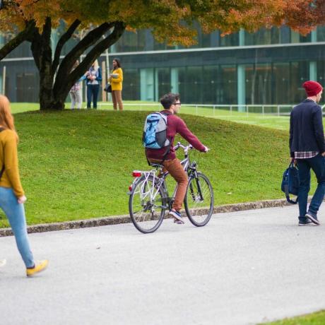 Studentas ant dviračio