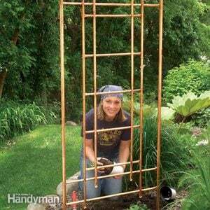 Cómo construir un enrejado de cobre para su jardín