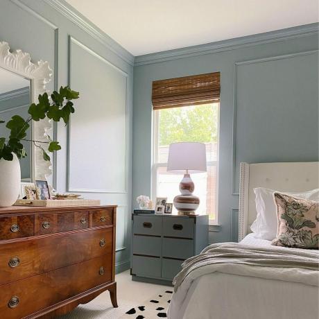 Monochromatyczna listwa koronowa w sypialni