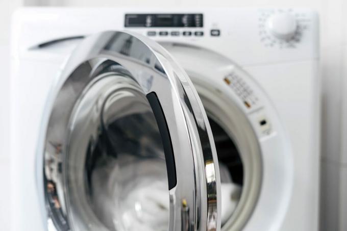 automaatse pesumasina uks lahti ja riided seest puhtaks peale pesu korteris