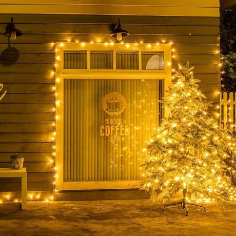 أضواء عيد الميلاد الصفراء على شجرة عيد الميلاد في الخارج