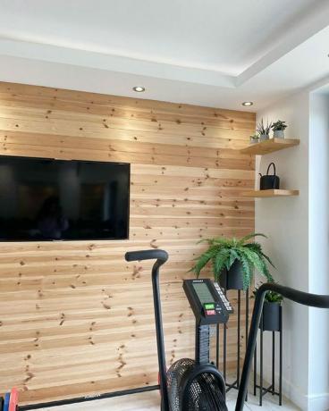 Домашній тренажерний зал дерев'яною стіною