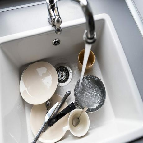 Špinavé nádobí v umyvadle