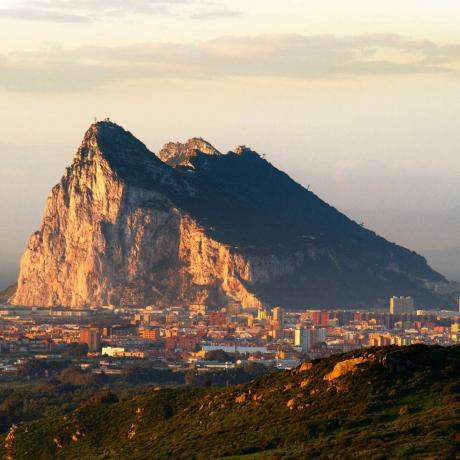 Gibraltars klippa i gryningen på morgonen