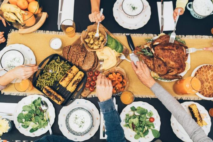 Bovenaanzicht van tafel tijdens Thanksgiving-diner friendsgiving
