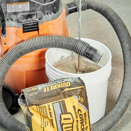 коришћење усисивача за радњу да би се спречила прашина при изради бетона