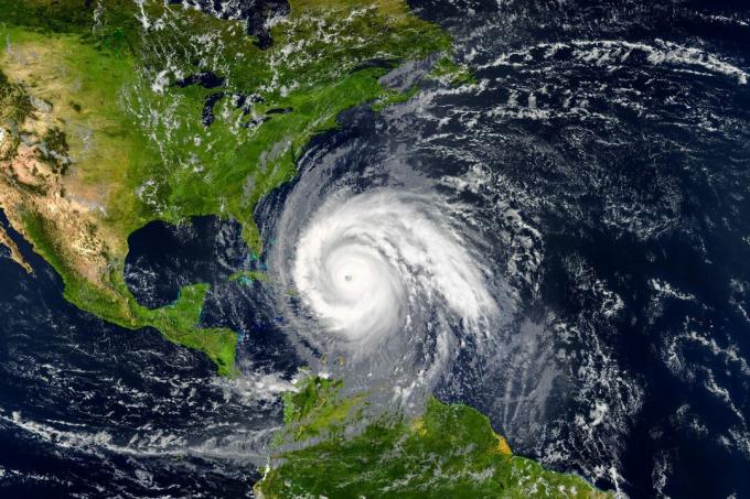 tropische orkaan die de VS nadert. Elementen van deze afbeelding zijn geleverd door NASA.