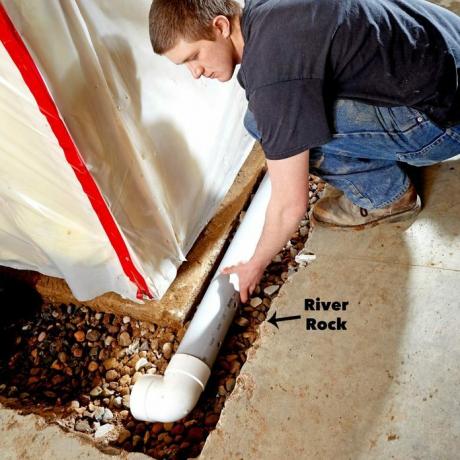 Coloque la tubería del sistema de drenaje de agua del sótano