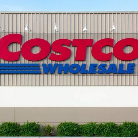 SAND CITY, CA/USA - 23 เมษายน 2014: ภายนอกร้าน Costco Wholesale Costco Wholesale Corporation เป็นร้านค้าสำหรับสมาชิกเท่านั้นและเป็นผู้ค้าปลีกรายใหญ่เป็นอันดับสองในสหรัฐอเมริกา