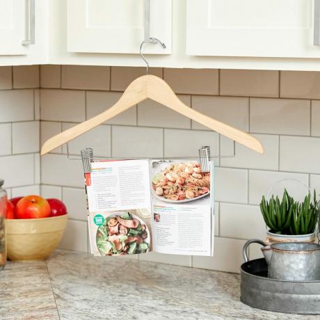 usar una percha para pantalones en una cocina para colgar un libro de cocina