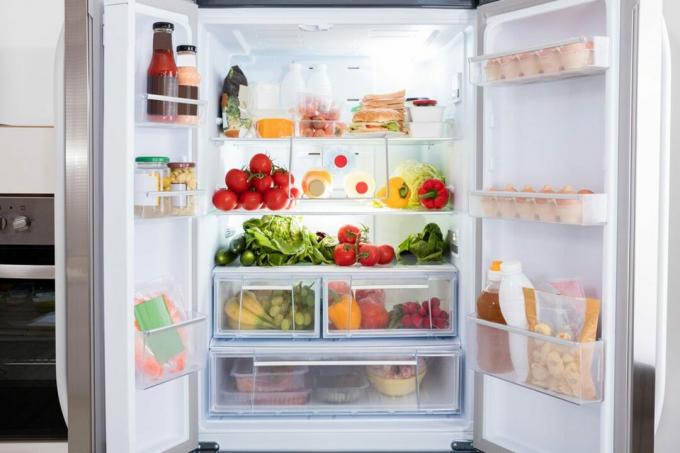 Refrigerador abierto lleno de frutas y verduras frescas