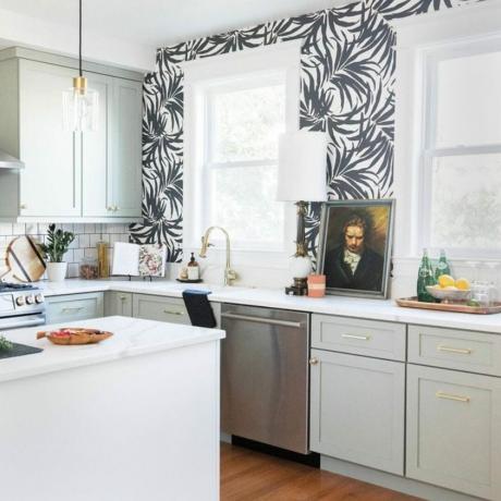 黒と白のキッチンの壁紙のアイデア提供 @lisaandleroy Instagram 経由