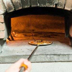 Sådan rengøres en udendørs pizzaovn korrekt