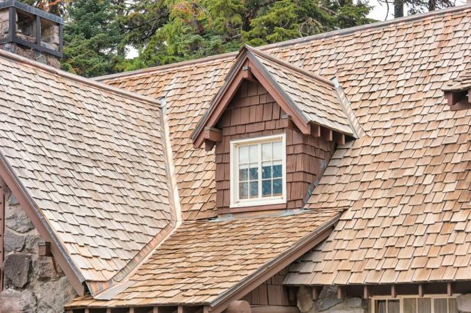 Štítové vikýře a dřevěná šindelová střecha